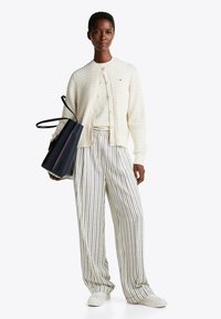Tommy Hilfiger RELAXED STRAIGHT LEG  - Pantalones - gr flag stp dark night navy