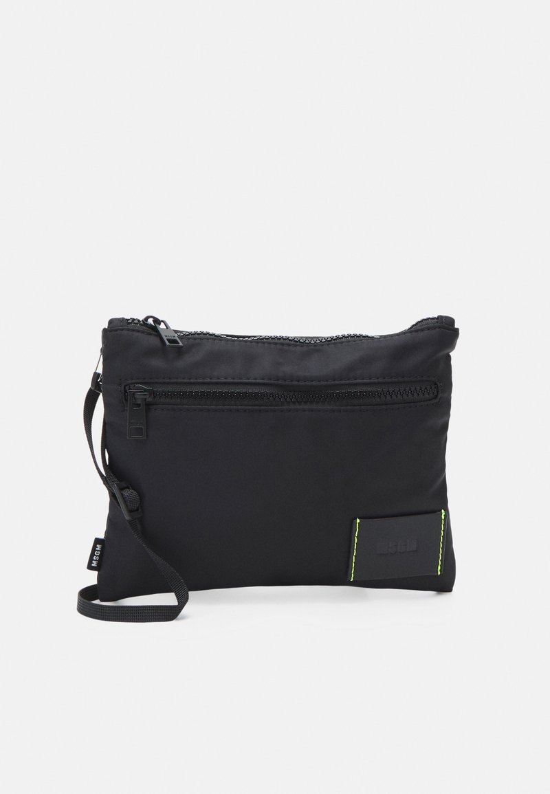 Petit sac poignet noir compact avec poche zippée à l'avant, fermeture zippée sur le dessus, une bandoulière noire et une petite étiquette logo cousue avec surpiqûres jaunes.