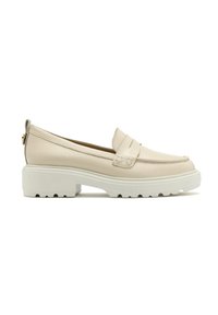 Beige leren instappers met een textuurafwerking, voorzien van een stevige witte zool en een decoratieve band over de voorkant.