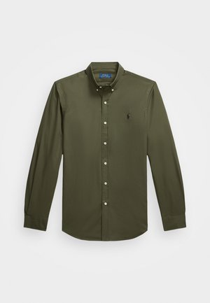 Camisa de botão de manga longa na cor verde-azeitona. Design com colarinho e um discreto logotipo bordado, com fecho de botão padrão na parte frontal.