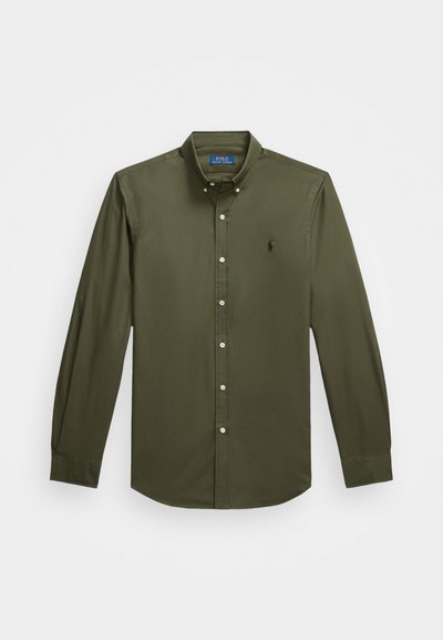 Õlivääris roheline pika varrukaga nööbiga särk. Kraega disain, millel on peeneline tikandiga logo ja tavaline nööpide sulgemine ees.