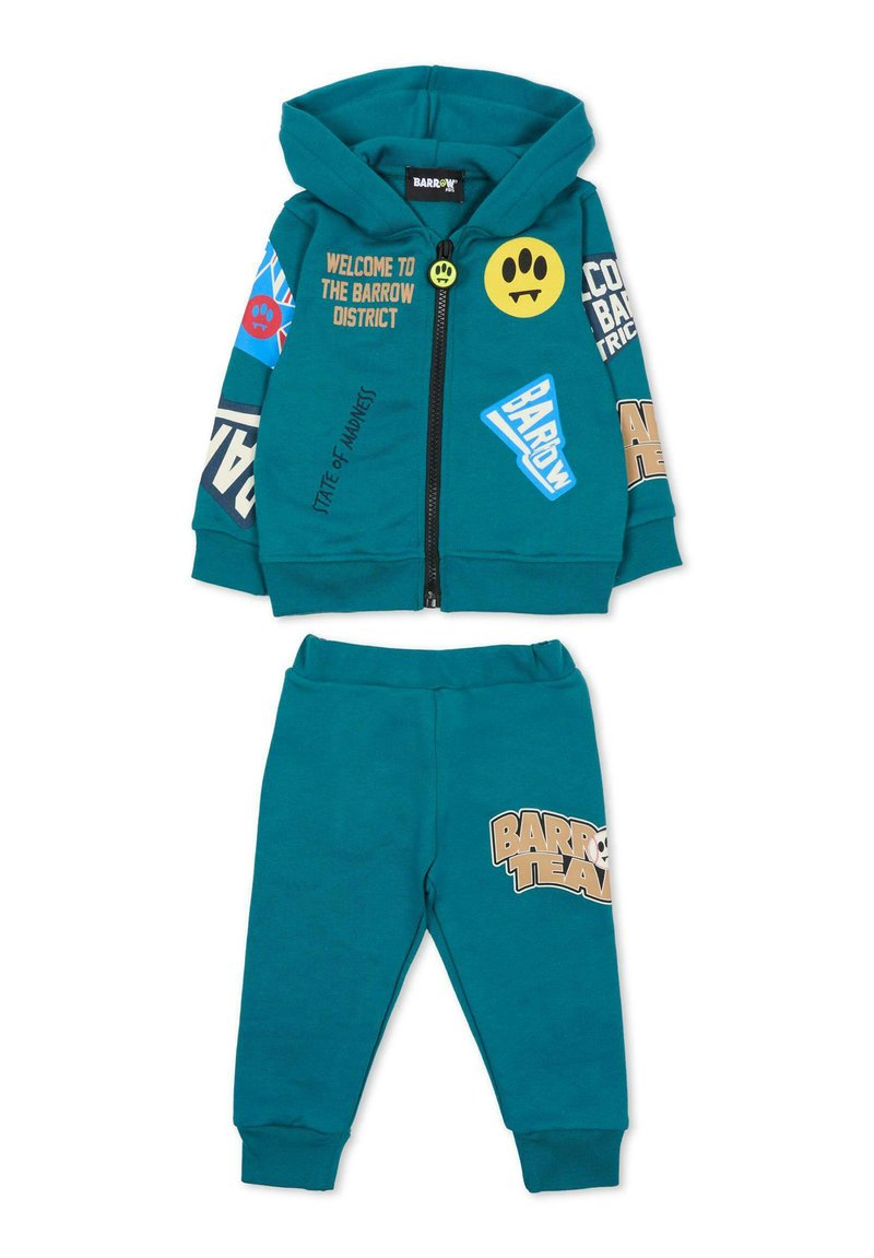 Zestaw dresowy składający się z dwóch części w kolorze teal, wykonany z miękkiego materiału. Bluza z kapturem ma grafikę i zamek; spodnie mają nadrukowane logo na nogawce.