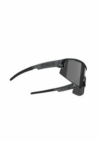 Gafas de sol con un marco de plástico negro elegante, lentes oscuros y un diseño angular único. Presentan una marca pronunciada en las varillas.