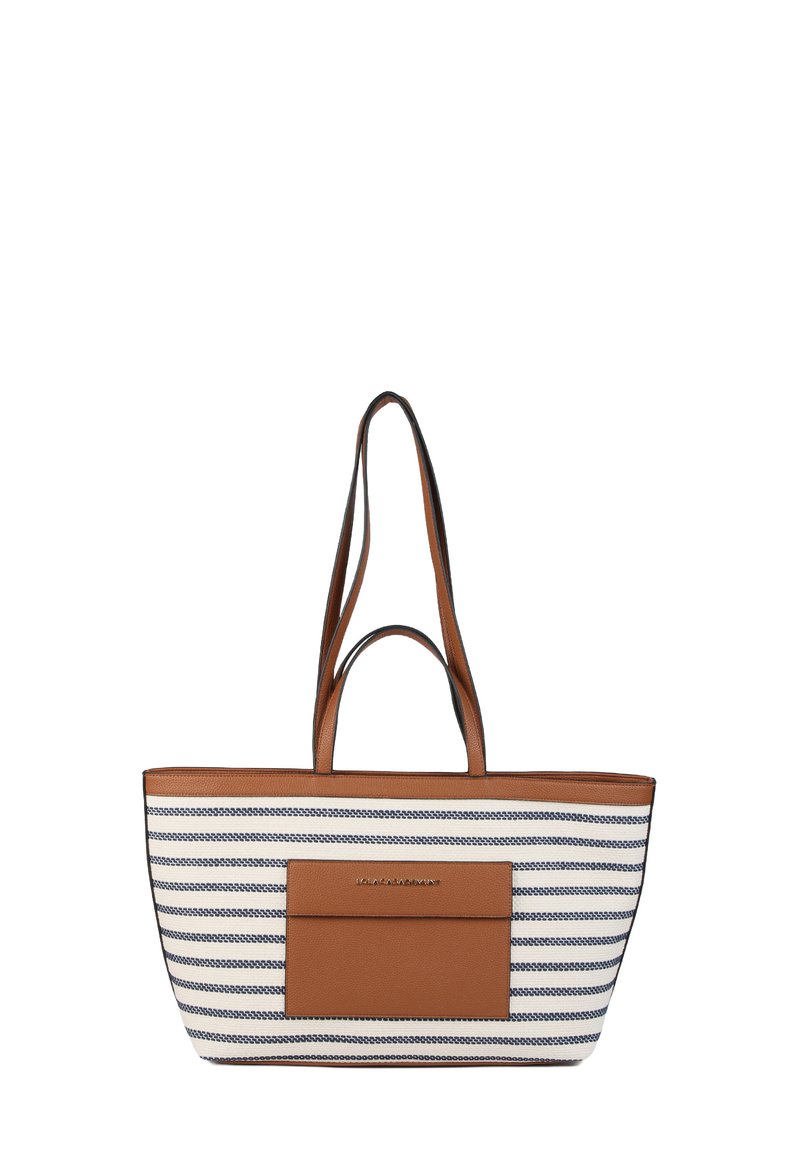 Randig strandväska med bruna läderdetaljer, som har en framficka, två handtag och en kraftig rektangulär form.