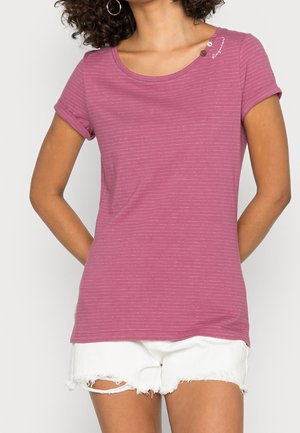 T-shirt z krótkim rękawem i okrągłym dekoltem w jasnym kolorze mauve z subtelnymi paskami, ozdobiona dekoracyjnym guzikiem i przeszyciami na lewym ramieniu.