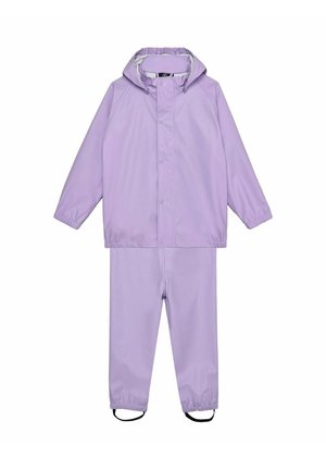 Wasserfeste Regenjacke in Lavendelfarbe mit angebrachtem Kapuzen und passender Hose mit elastischen Bündchen und Fußriemen an den Knöcheln.