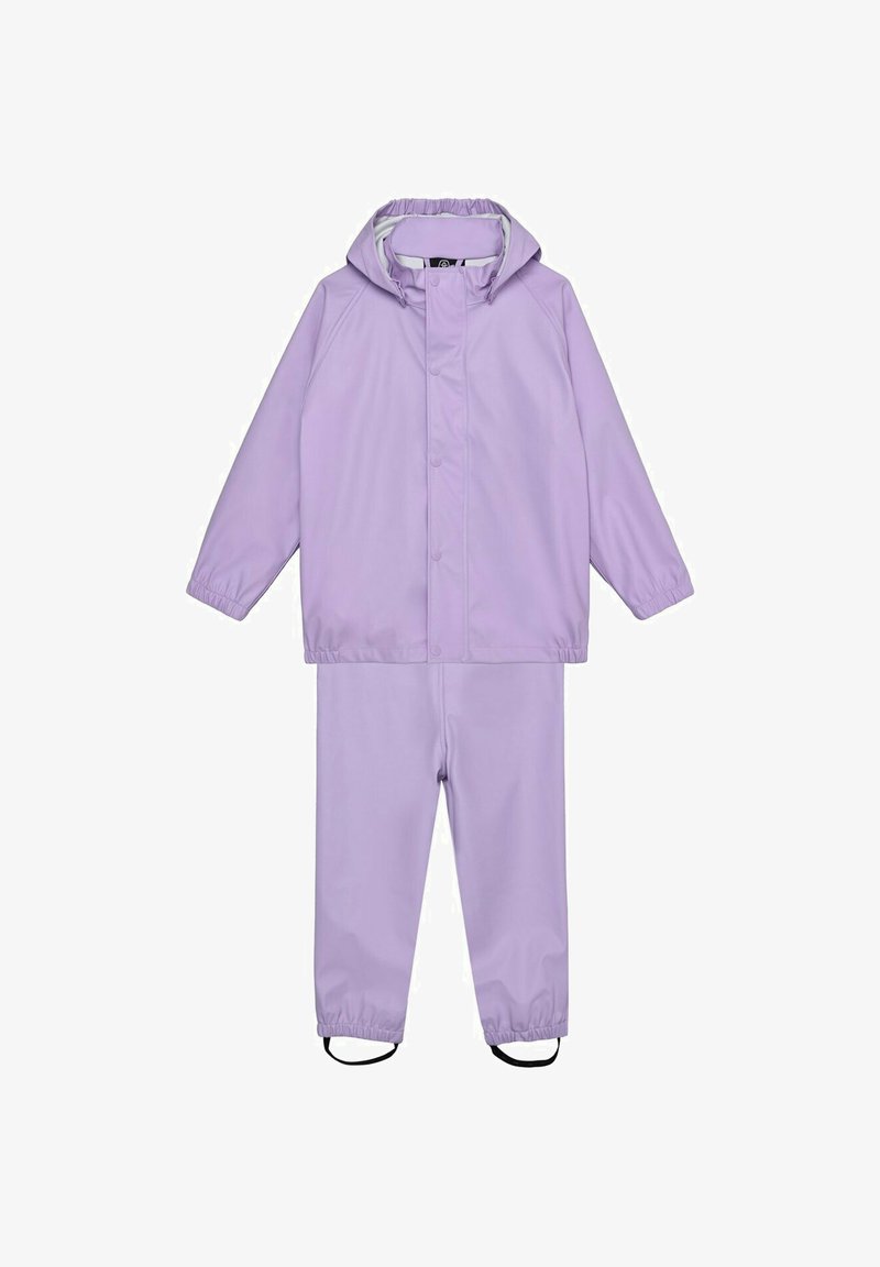 Imperméable de couleur lavande avec capuche intégrée et pantalon assorti doté de poignets élastiques et de brides aux chevilles.