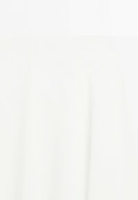 Wit longsleeve shirt met ronde hals en een klein zwart driehoekig logopatch op de linkerborst.