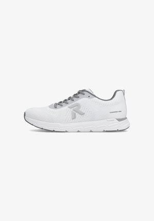 Chaussure de course en maille respirante blanche et grise avec fermeture à lacets, semelle rembourrée, et logo "R" de la marque sur le côté.