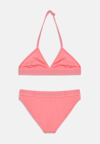 Σετ ροζ μπικίνι με τοπ τριγωνικό halter με πτυχωτή υφή και απλές ρυθμιζόμενες λουρίδες στον λαιμό, συνδυασμένο με κλασικό κάτω μέρος μπικίνι.