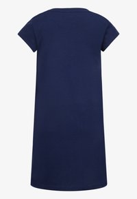 Námořnická modrá bavlněná šaty s krátkými rukávy, kulatým výstřihem a délkou ke kolenům. Hladká textura, jednoduchý silueta, bez viditelných vzorů.