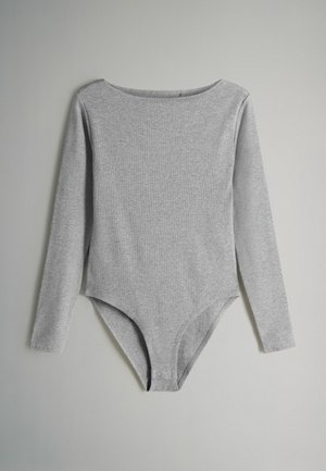 Szary bodysuit z długim rękawem wykonany z miękkiej, prążkowanej tkaniny. Posiada okrągły dekolt i zapięcie na zatrzaski na dole.