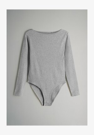 Grijze langemouwen bodysuit gemaakt van zachte, geribbelde stof. Voorzien van een ronde hals en een drukknoopsluiting onderaan.