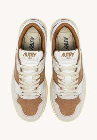 Sneakers bianche e beige con una combinazione di pelle liscia e camoscio, punta tonda, design con lacci, con il logo "AUTRY" sulla linguetta.