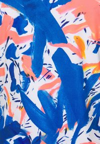 Abstraktní vzor štětcových tahů v modré, růžové a oranžové na bílém pozadí. Zahrnuje široké, texturované tahy s různými šířkami a úhly.