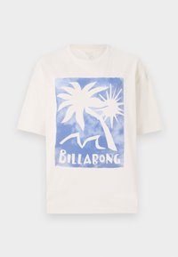 Vit bomullströja med en blå grafik av palmer och ordet "BILLABONG" i fet vit text. Regular fit, korta ärmar.