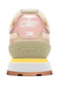 Zapatilla con un talón acolchado en color rosa, parte superior de ante beige, media suela blanca con acentos amarillos y marrones, y la marca "D.Franklin" en relieve.