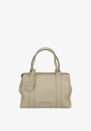 Borsa a mano in pelle beige con doppio manico, superficie testurizzata e una targhetta in pelle appesa a un manico, su sfondo bianco.