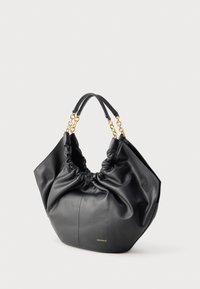 Zwarte leren slappe handtas met gouden kettinghandvatten en klein gouden merklogo aan de voorkant, afgebeeld op een witte achtergrond.