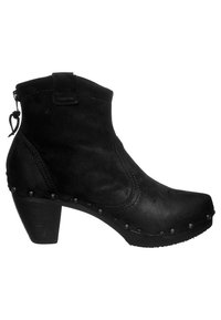 Botas de cuero negras hasta el tobillo con punta redondeada, cierre con cremallera lateral y tachuelas decorativas a lo largo de la suela. Tacón grueso y superficie texturizada.