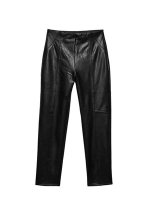 Pantaloni in pelle nera con taglio dritto, caratterizzati da cuciture verticali e una texture liscia. Design con tasche classiche e vita medio-alta.