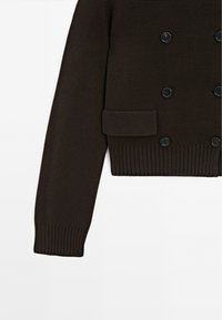 Dunkelbrauner Strickcardigan mit doppelter Knopfverschluss, gerippten Bündchen und einer Taschenansicht auf der Vorderseite.