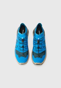 Baskets de course bleues avec une tige en maille texturée, des accents noirs et une semelle flexible. Présente un système de lacets élastiques et un col rembourré.
