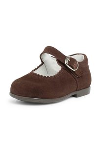 Braune Wildleder-Mary-Jane-Schuhe mit runder Zehenform, gewelltem Rand, verstellbarem Riemen und silberner Schnalle auf einer flachen Gummisohle.