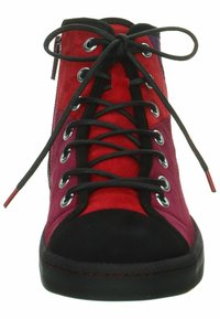 Bottines en daim rouge et violet avec des accents noirs, bout rond, lacets noirs et œillets en métal, dotées d'une semelle texturée.