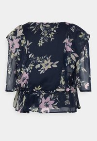 Blusa floral escura com um tecido leve e transparente, mangas ¾, decote redondo e bainha com babados em tons de azul-marinho, rosa e verde.