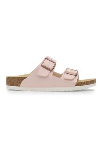 Sandal de dos tiras en color rosa con parte superior texturizada, hebillas metálicas ajustables, plantilla de corcho y suela de goma blanca.