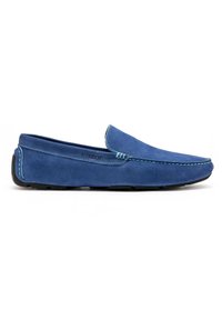 Mėlyni zomšiniai šlepečiai su kontrastinga siuvinėta detalė. Minkšta struktūra ir elegantiškas dizainas, išsiskiriantis juodu guminiu padu, užtikrinančiu sukibimą. Matomas prekės ženklo logotipas.