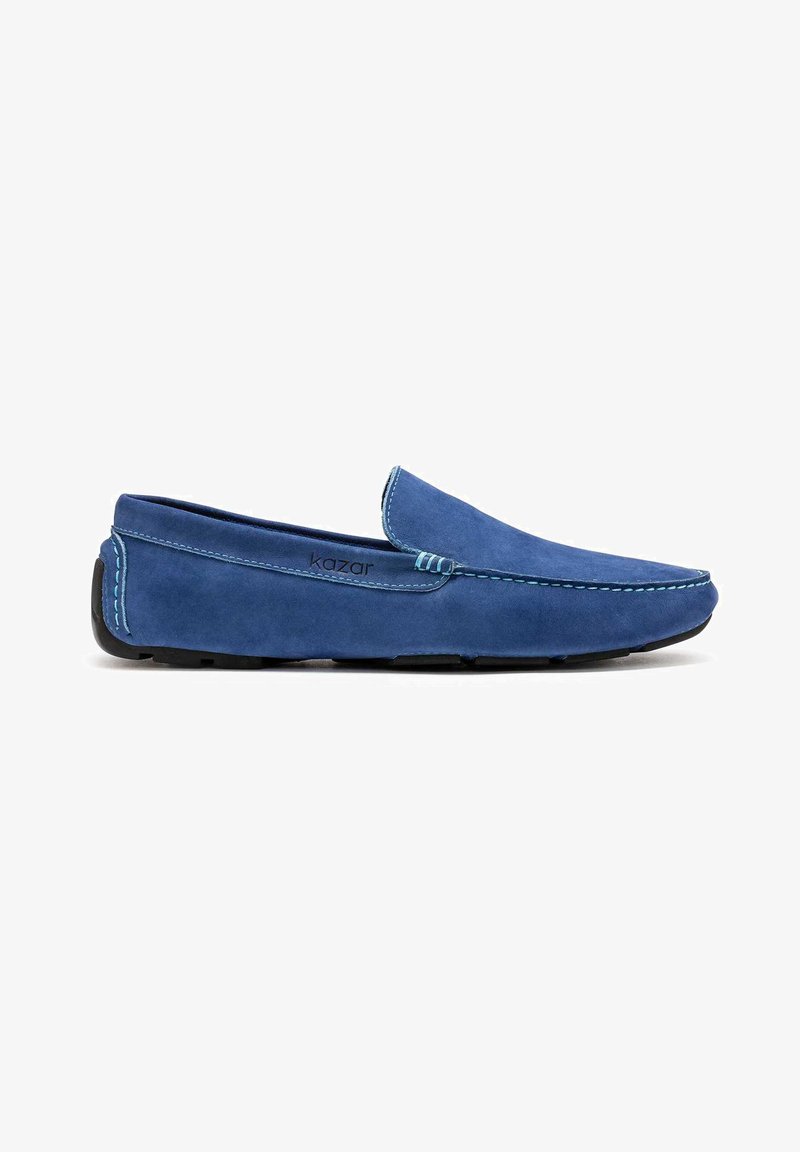 Kék velúr slip-on cipők kontrasztos varrással. Puha tapintás és letisztult dizájn, fekete gumi talppal a tapadásért. Márkázott logó látható.