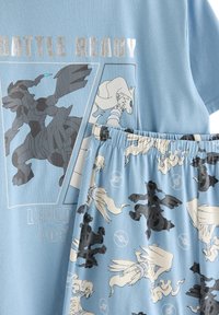 Μπλε σετ με σχέδια θρυλικών Pokémon σε μαύρο και άσπρο, με τους Zekrom και Reshiram, σύμβολα Poké Ball και το κείμενο «Battle Ready» στην κορυφή.