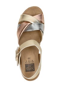 Metallische Sandale mit Kreuzriemen in Gold-, Silber- und Roségold-Akzenten. Verfügt über einen Schnallenverschluss und eine natürlich strukturierte Innensohle. Größe 39.