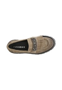 Scarpa slip-on in suede beige con un design frangiato e dettagli in perline argento sulla fascia. Suola in gomma nera per aderenza e supporto.