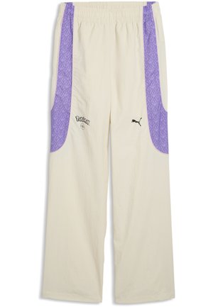 Ecru szerokie spodnie z elastycznym paskiem, fioletowymi wzorzystymi bocznymi panelami, logo Pokémon na lewej uda oraz logo Puma na prawej uda.