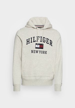Jasnoszara bluza z kapturem, kieszenią z przodu, sznureczkami i tekstem "Hilfiger New York" z czerwono-biało-niebieskim prostokątnym logo na piersi.