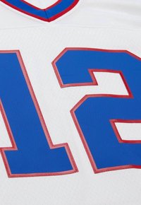 Weißes Sporttrikot mit auffälligen blauen Zahlen "12" und "2", die mit rotem Stick versehen sind. V-Ausschnitt-Design mit blauem und rotem Kragen.