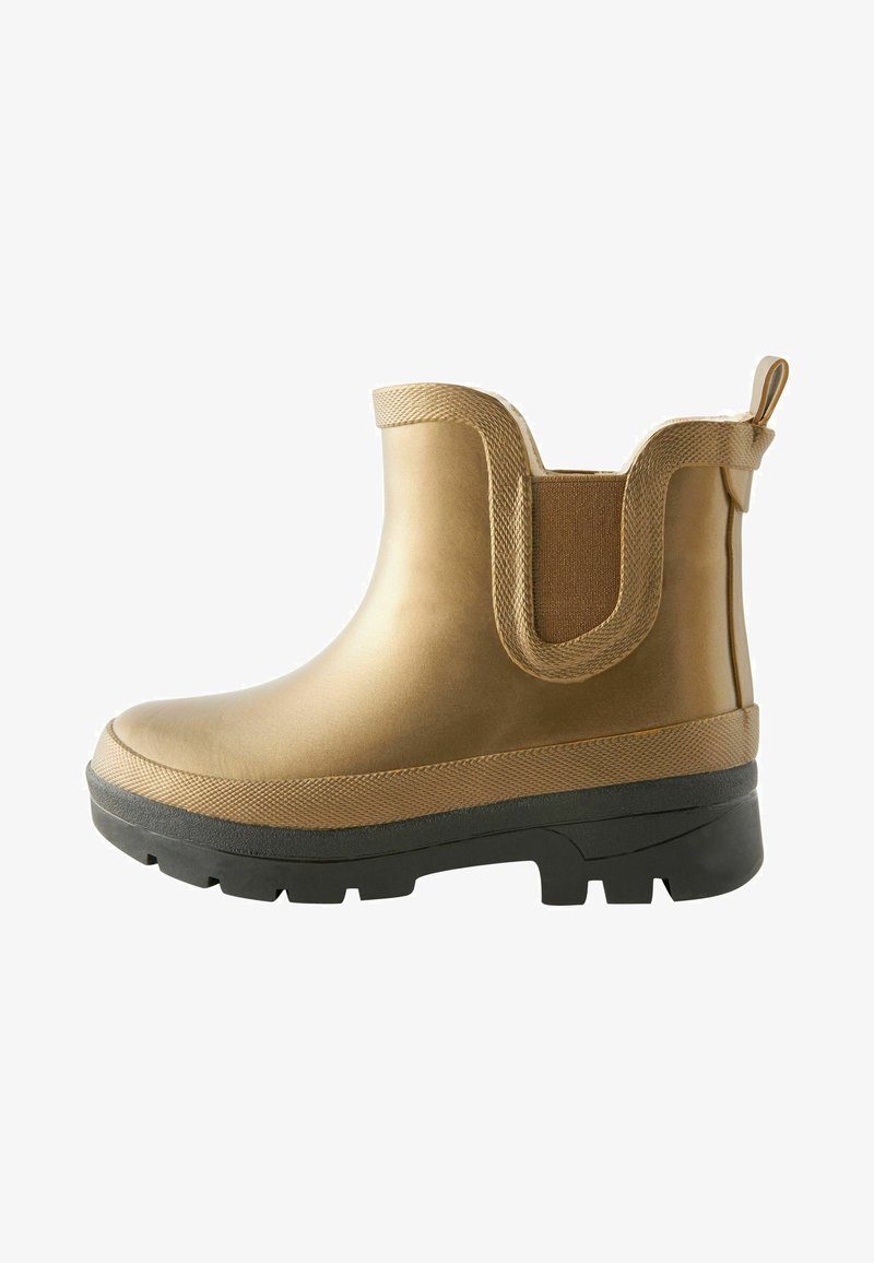 Stivale alla caviglia in gomma dorata con design testurizzato, pannelli laterali elasticizzati e un anello di trazione. La suola è nera con un motivo a tassello per la trazione.