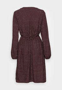 Abito bordeaux con maniche lunghe e vita elasticizzata, caratterizzato da un motivo a diamante texture su tutta la superficie. La vista posteriore mostra un neckline rotondo.