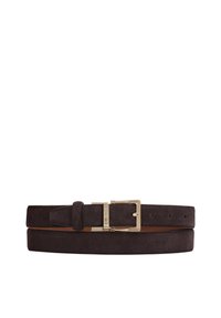 Curea din piele de suede de culoare maro închis cu o cataramă rectangulară aurie și buclă de curea corespunzătoare pe un fundal alb.