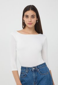 Terranova CON SCOLLO A BARCHETTA - Maglietta a manica lunga - bianco lana