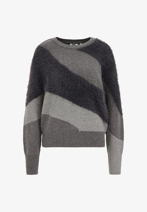 Pull gris avec un mélange de textures lisses et duveteuses, présentant des motifs de bloc de couleur diagonaux dans des nuances variées de gris. Ourlets et poignets côtelés.