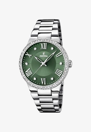 Reloj de acero inoxidable plateado con una esfera verde, números romanos y un bisel engastado con cristales. Presenta un diseño de pulsera suave y pulido.