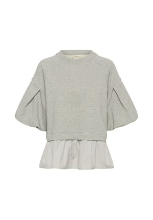 Világosszürke, rövid ujjú pulóver légies ujjakkal és fodros fehér anyagból készült réteges peplum szegéllyel.