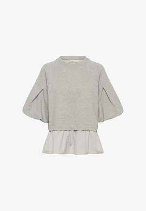 Pull gris clair à manches courtes avec manches bouffantes et un ourlet à volant en tissu blanc superposé.