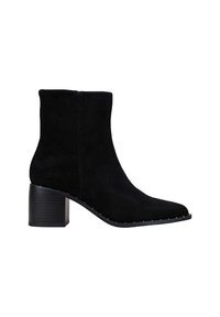 Botines de ante negros con punta afilada, tac�ón cuadrado y acentos de tachuelas a lo largo de la suela. Textura suave con líneas elegantes y diseño minimalista.