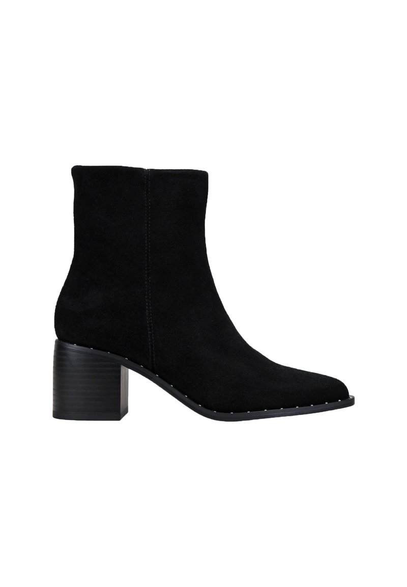 Botines de ante negros con punta afilada, tacón cuadrado y acentos de tachuelas a lo largo de la suela. Textura suave con líneas elegantes y diseño minimalista.