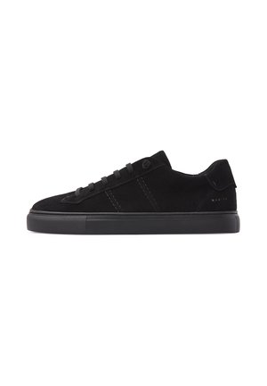 Schwarzer Sneaker mit niedrigem Schaft aus Wildleder, schwarzen Schnürsenkeln und Gummisohle, seitlich auf weißem Hintergrund dargestellt.